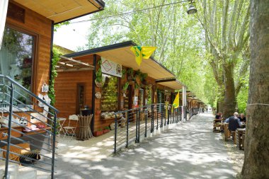 NORCIA, İtalya - 12 Haziran 2019: Tipik yerel şarküteri olarak satılan et, sosis ve salam. Norcia 'da çok sayıda tipik yiyecek satan dükkanlardan biri..