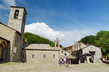 CHIUSI DELLA VERNA, İtalya - 15 Haziran 2019: La Verna (Chiusi della Verna), dünyanın en önemli Fransisken tapınaklarından biri, Toskana, İtalya.