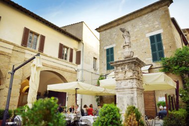 PITIGLIANO, İtalya - 8 Haziran 2019: küçük Kudüs olarak bilinen volkanik tufa sırtı üzerinde yer alan ünlü Pitigliano kasabasının dar eski sokakları. Etrüsk mirası, Grosseto, Toskana, İtalya.