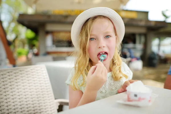 Adorable Little Girl Straw Hat Having Ice Cream Warm Sunny — Stock Photo, Image