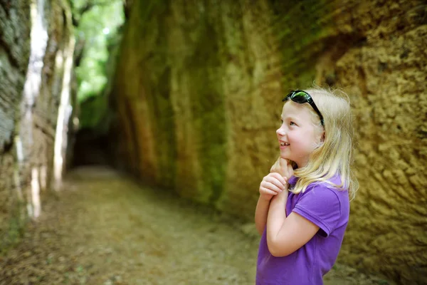 Dívka Prozkoumávající Jeskyni Etruscan Vie Cava Stezku Spojující Starověkou Nekropoli — Stock fotografie