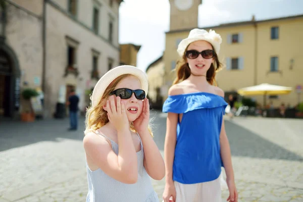 Dwie Siostry Zwiedzające Słynne Miasto Orvieto Średniowieczne Wzgórze Wznoszące Się — Zdjęcie stockowe