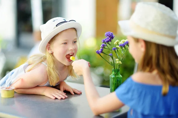 Dos Hermanas Pequeñas Tomando Helado Cálido Soleado Día Verano Durante — Foto de Stock