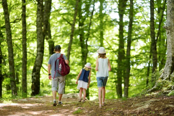 Far Och Döttrar Följer Vandringsled Runt Verna Sanctuary Chiusi Della — Stockfoto