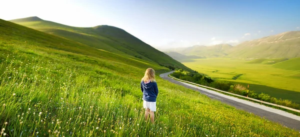 Menina Explorando Piano Grande Grande Planalto Cárstico Das Montanhas Monti — Fotografia de Stock