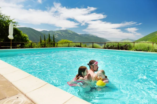 Père Enfants Amusent Dans Piscine Extérieure Les Enfants Apprennent Nager — Photo