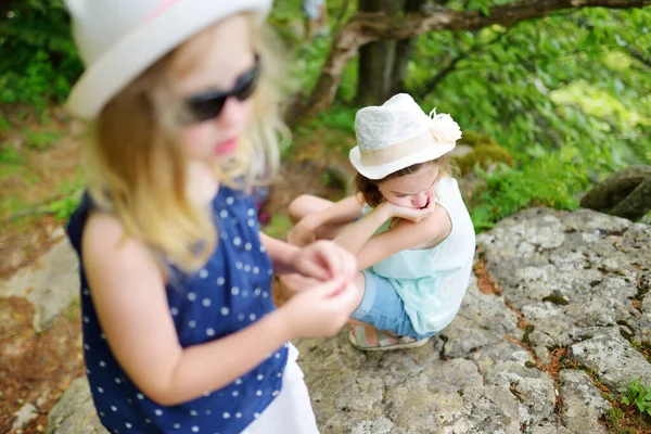 Zwei Junge Schwestern Auf Einem Fußweg Rund Das Heiligtum Von — Stockfoto