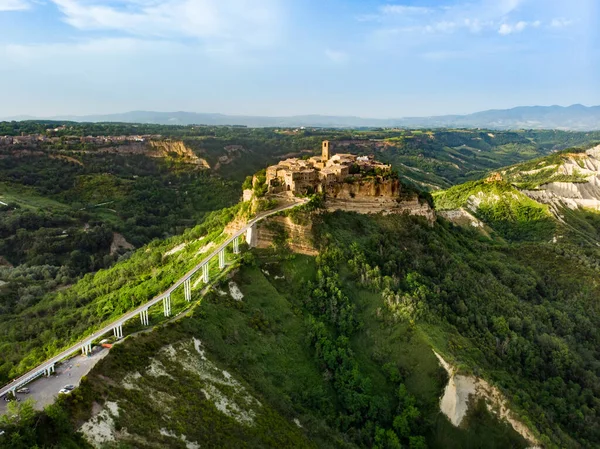 有名なCivita Bagnoregio村の空中夏の夜の景色は ティバー川渓谷を見下ろす火山の凝灰岩の丘の上に位置しています エトルリア人と中世の起源を持つ場所 — ストック写真