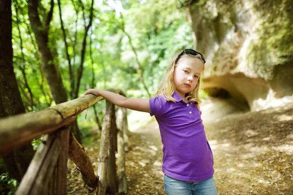 Giovane Ragazza Che Esplora Vecchie Grotte Scavate Nella Roccia Tufo — Foto Stock