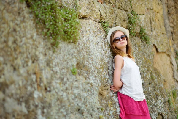 매달려 도시인 탐험하는 관광객 소녀는 귀엽다 에트루리아 이탈리아 토스카나 그로세토 — 스톡 사진