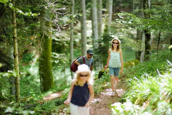 Father Daughters Footpath Verna Sanctuary Chiusi Della Verna Casentino Secular — Stock Photo, Image