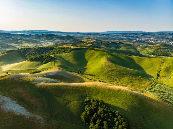 Vista Aérea Deslumbrante Campos Verdes Terras Agrícolas Com Pequenas Aldeias — Fotografia de Stock