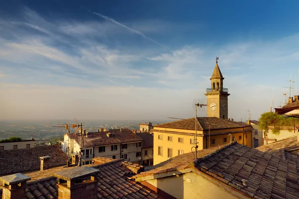 San Marino Nun Çatılarından San Marino Nun Güzel Günbatımı Manzarası — Stok fotoğraf