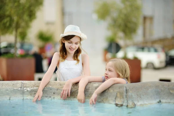 Young Girls Playing Fountain Pitigliano Town Located Atop Volcanic Tufa — Stock Photo, Image