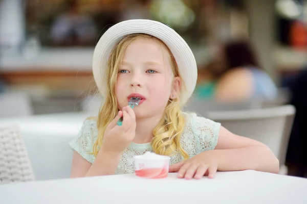 Adorabile Bambina Cappello Paglia Che Beve Gelato Nella Calda Soleggiata — Foto Stock