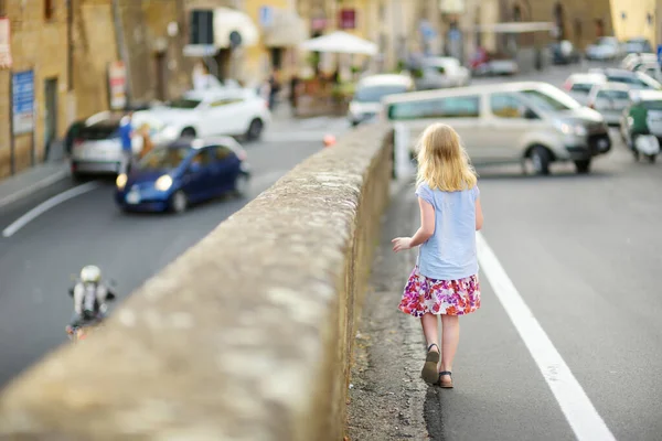 Jeune Fille Explorant Célèbre Ville Pitigliano Située Sommet Une Crête — Photo