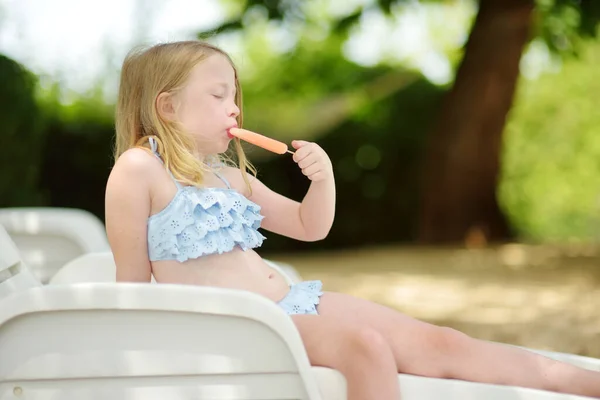 Carino Ragazza Costume Bagno Con Gelato Bordo Piscina All Aperto — Foto Stock