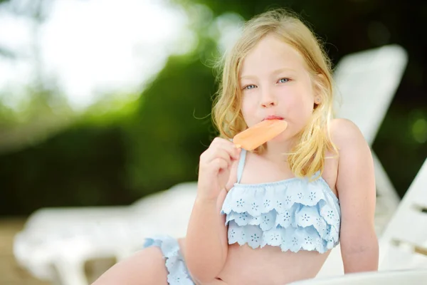 Cute Młoda Dziewczyna Stroju Kąpielowym Lody Przy Odkrytym Basenie Dziecko — Zdjęcie stockowe