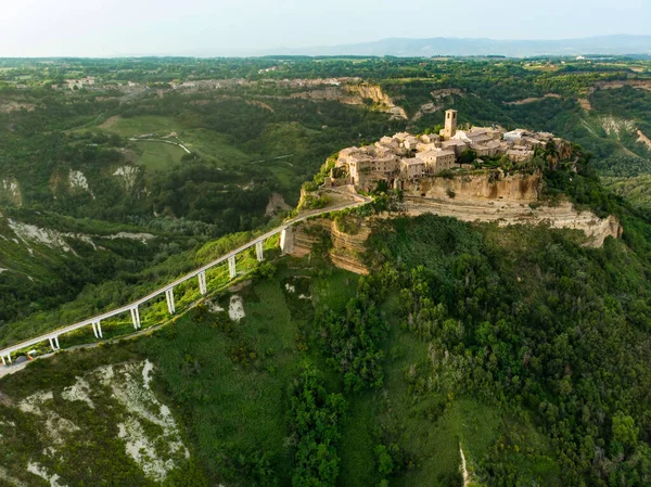 有名なCivita Bagnoregio村の空中夏の夜の景色は ティバー川渓谷を見下ろす火山の凝灰岩の丘の上に位置しています エトルリア人と中世の起源を持つ場所 — ストック写真