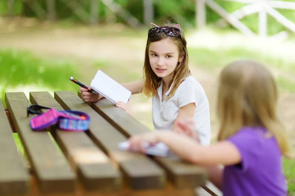 Deux Sœurs Heureuses Rassemblées Table Bois Extérieur Des Petites Filles — Photo