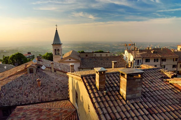 San Marino Nun Çatılarından San Marino Nun Güzel Günbatımı Manzarası — Stok fotoğraf