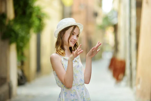 Niña Explorando Las Calles Medievales Pintoresca Ciudad Turística Bolsena Situada —  Fotos de Stock