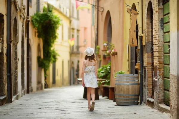 絵のように美しいリゾートタウンボルセナの中世の通りを探索する若い女の子 イタリア最大の湖のほとりに位置 ラーゴ ボルセナ ラツィオ イタリア — ストック写真