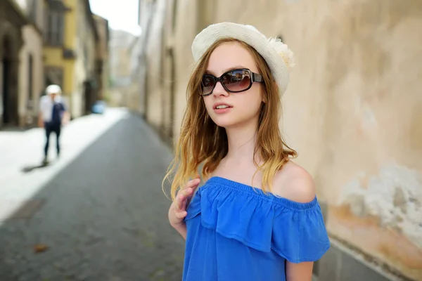 Fiatal Lány Felfedezni Híres Orvieto Egy Középkori Hegyi Város Felülemelkedik — Stock Fotó