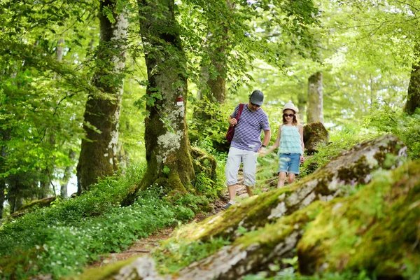 Apa Lánya Verna Sanctuary Chiusi Della Verna Körüli Ösvényt Követve — Stock Fotó