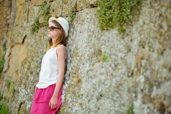 Χαριτωμένο Κορίτσι Τουρίστρια Εξερεύνηση Sorano Μια Αρχαία Μεσαιωνική Πόλη Λόφο — Φωτογραφία Αρχείου