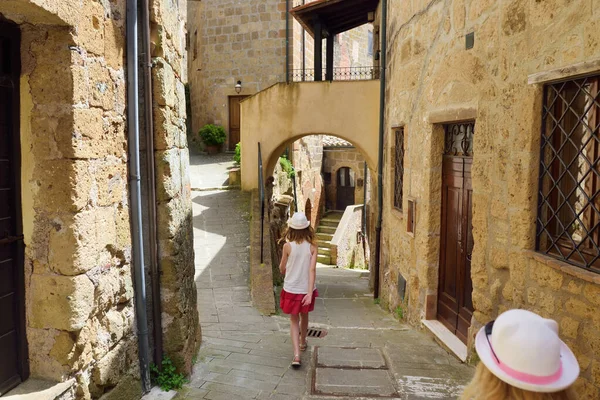 Sorano Nun Dar Sokakları Eski Bir Ortaçağ Kasabası Lente Nehri — Stok fotoğraf