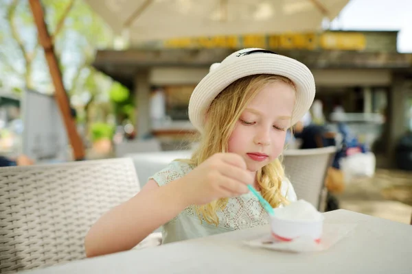 Schattig Klein Meisje Met Strohoed Met Een Ijsje Warme Zonnige — Stockfoto