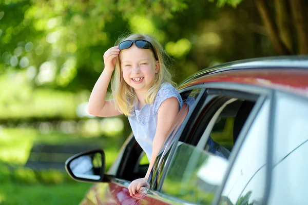 Забавная Молодая Девушка Высовывает Голову Окна Машины Ожидая Дорожного Приключения — стоковое фото