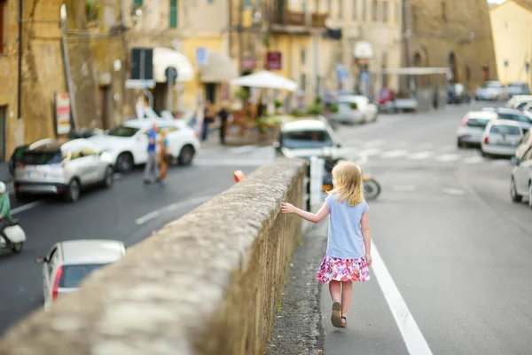 Młoda Dziewczyna Zwiedzająca Słynne Miasto Pitigliano Położone Szczycie Wulkanicznego Grzbietu — Zdjęcie stockowe