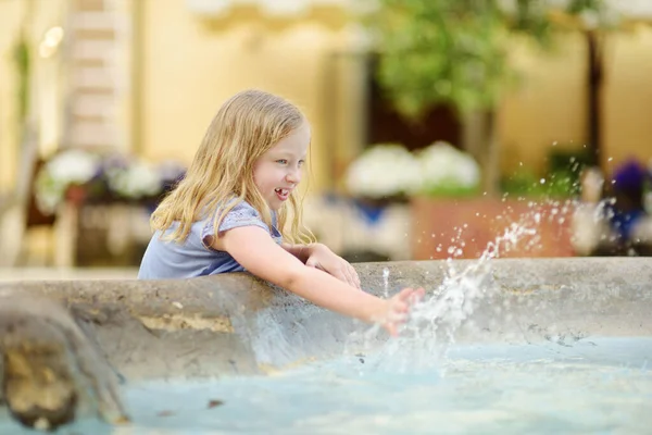 Niña Jugando Una Fuente Ciudad Pitigliano Situado Alto Una Cresta — Foto de Stock