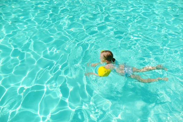 Menina Bonito Divertindo Piscina Exterior Criança Aprendendo Nadar Miúdo Divertir — Fotografia de Stock