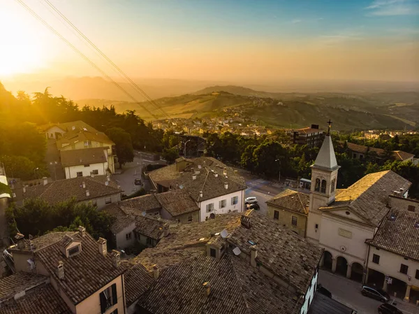 San Marino Şehrinin Çatılarından San Marino Nun Güzel Hava Günbatımı — Stok fotoğraf