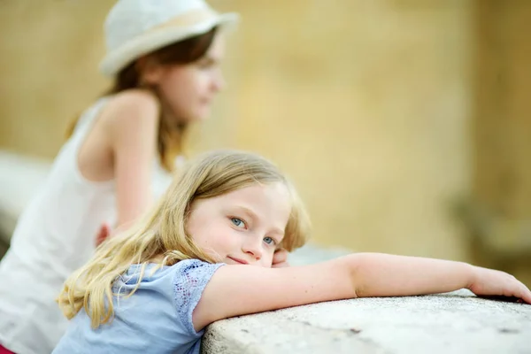 Young Girls Exploring Famous Pitigliano Town Located Atop Volcanic Tufa — 스톡 사진