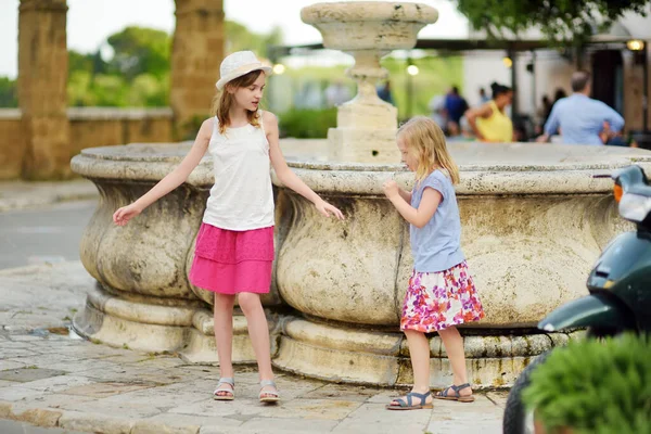 Ragazze Che Esplorano Famosa Città Pitigliano Situata Cima Una Cresta — Foto Stock