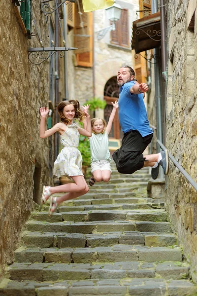 Padre Hijas Explorando Las Calles Medievales Pintoresca Ciudad Turística Bolsena — Foto de Stock