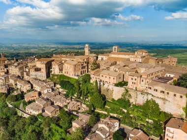 Montepulciano şehrinin, üzüm bağlarıyla çevrili kireçtaşı sırtı üzerindeki hava manzarası. Şarap ve yemek turlarıyla bilinen şarap Nobile şarap bölgesi. Toskana, İtalya.