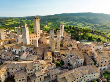 Ortaçağ 'ın ünlü San Gimignano tepe kasabasının gökyüzü manzarası, Torre Grossa' nın da içinde bulunduğu ortaçağ kuleleri. UNESCO Dünya Mirası Alanı. Siena ili, Toskana, İtalya.