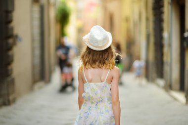 İtalya 'nın en büyük gölü olan Lago Bolsena' nın kıyısındaki Bolsena tatil beldesinin ortaçağ sokaklarını keşfeden genç bir kız..