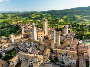 Ortaçağ 'ın ünlü San Gimignano tepe kasabasının gökyüzü manzarası, Torre Grossa' nın da içinde bulunduğu ortaçağ kuleleri. UNESCO Dünya Mirası Alanı. Siena ili, Toskana, İtalya.