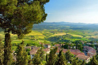 Resmedilmeye değer manzaraya bakan yüksek bir tepede yer alan zengin Etrüsk mirası ile tanınan Ortaçağ 'ın Volterra kentinin çarpıcı çevresi. Toskana, İtalya.