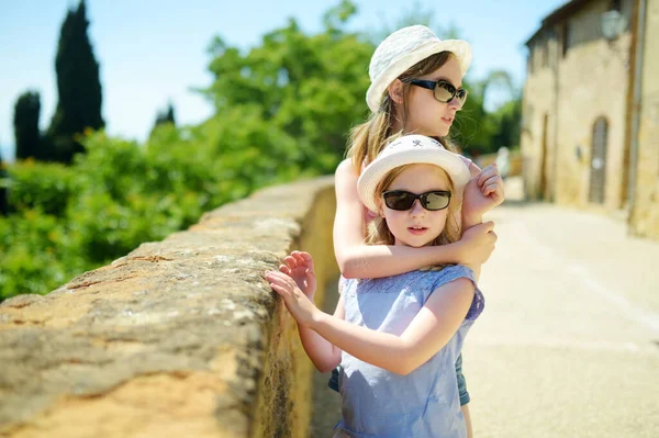 Junge Schwestern Erkunden Pienza Ein Dorf Wunderschönen Toskanischen Tal Das — Stockfoto