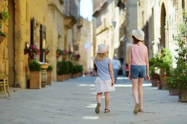 Молодые Сёстры Исследуют Пьенцу Деревню Расположенную Красивой Долине Тосканы Известной — стоковое фото