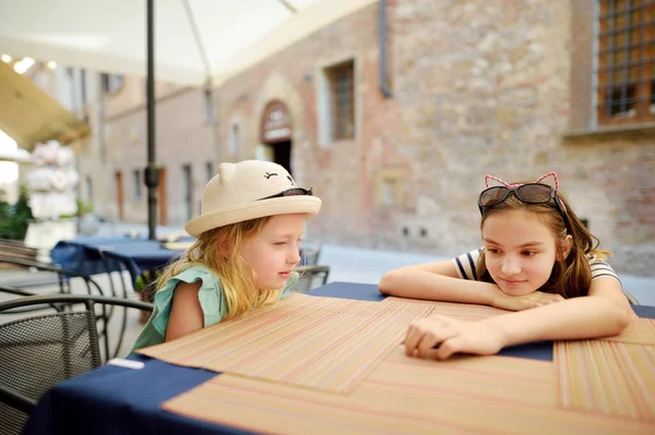 Dos Hermanas Sentadas Pizzería Aire Libre Antigua Calle Estrecha Famosa — Foto de Stock