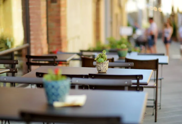 蒙塔尔奇诺镇中世纪街上的空荡荡的餐桌 坐落在山顶上 四周环绕着葡萄园 以生产美味的葡萄酒闻名世界 意大利托斯卡纳 — 图库照片