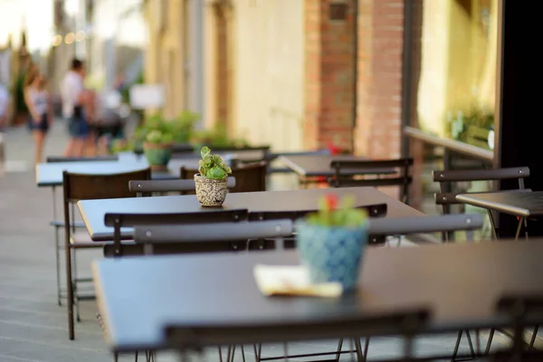 Prázdná Restaurace Stůl Středověké Ulici Města Montalcino Který Nachází Vrcholu — Stock fotografie